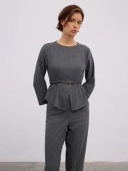 BGN Bluzka w kolorze antracytowym rozmiar: 40. Czarne bluzki BGN, bez wzorów, z tkaniny, bez kołnierzyka, bez ramiączek. Za 139.95 zł.