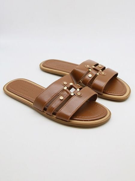 Bellucci Klapki w kolorze jasnobrązowym rozmiar: 40. Brązowe klapki Bellucci, bez wzorów, klasyczne, z otwartym noskiem, bez obcasa, bez zapięcia. Za 88.02 zł.