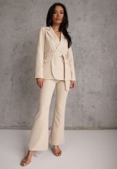 Beżowy Komplet o Garniturowym Kroju z Marynarką z Wiązaniem i Spodniami Falestra. Brązowe marynarki i żakiety Renee, m, bez wzorów, casualowe, bez ramiączek. Za 219.99 zł.