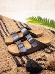 BABUNKERS Family Klapki w kolorze czarnym rozmiar: 38. Czarne klapki BABUNKERS Family, bez wzorów, klasyczne, z otwartym noskiem, bez obcasa, bez zapięcia. Za 114.71 zł.