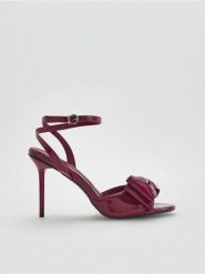 Sandały na szpilce - karminowy. Czerwone sandały Reserved, bez wzorów, ze skóry, klasyczne, bez obcasa, na szpilce, bez zapięcia. Za 159.99 zł.