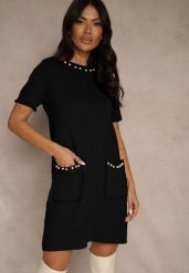 Czarna Sweterkowa Sukienka Trapezowa z Perełkami przy Dekolcie i Kieszeniach Fenatusa. Czarne sukienki Renee, na co dzień, l, bez wzorów, z dzianiny, bez kołnierzyka, bez ramiączek, oversize. Za 89.99 zł.