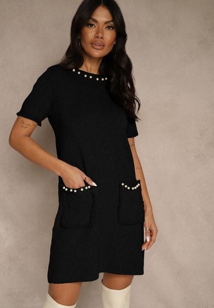 Czarna Sweterkowa Sukienka Trapezowa z Perełkami przy Dekolcie i Kieszeniach Fenatusa. Czarne sukienki Renee, na co dzień, l, bez wzorów, z dzianiny, bez kołnierzyka, bez ramiączek, oversize. Za 89.99 zł.