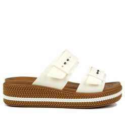 Klapki damskie platformy Crocs BROOKLYN WOVEN BUCKLE. Białe klapki Crocs, bez wzorów, z materiału, eleganckie, bez obcasa, na platformie, bez zapięcia. Za 229.00 zł.