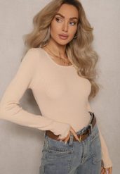Jasnobeżowy Sweter z Wiskozą Ozdobiony Metalicznymi Aplikacjami Malittia. Brązowe swetry Renee, na zimę, m, z aplikacjami, z wiskozy, casualowe, bez ramiączek. W wyprzedaży za 79.99 zł.