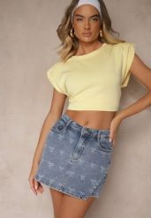 Niebieskie Jeansowe Spódnico-Szorty Zdobione Printem z Kokardkami Millesa. Niebieskie szorty Renee, z aplikacjami, z jeansu, eleganckie. W wyprzedaży za 75.99 zł.