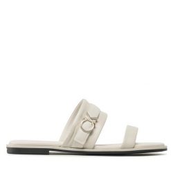 Klapki Calvin Klein. Białe klapki Calvin Klein, bez wzorów, bez obcasa, bez zapięcia. Za 499.99 zł.