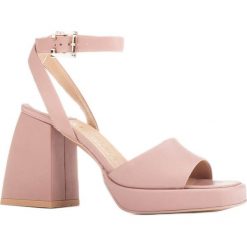 Marco Shoes Sandały na platformie podwyższającej różowe. Czerwone sandały Marco Shoes, bez wzorów, bez obcasa, na platformie, bez zapięcia. Za 369.00 zł.
