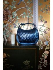 Victor & Hugo Paris Skórzana torebka "Leana" w kolorze niebieskim - 27 x 14 x 7 cm rozmiar: onesize. Niebieskie torebki klasyczne Victor & Hugo Paris, bez wzorów, z materiału, przez ramię, bez dodatków. Za 374.19 zł.