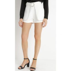 Białe Szorty Dyniphae. Białe szorty Born2be, z aplikacjami, z koronki, eleganckie. W wyprzedaży za 132.99 zł.