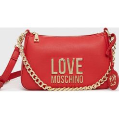 Love Moschino torebka kolor czerwony. Czerwone listonoszki Love Moschino, bez wzorów, bez dodatków. W wyprzedaży za 459.99 zł.