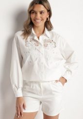Biała Bawełniana Koszula o Kroju Oversize Zdobiona Ażurowymi Wstawkami Vovelle. Białe koszule Born2be, m, z aplikacjami, z bawełny, eleganckie, bez kołnierzyka, bez ramiączek. W wyprzedaży za 135.99 zł.