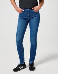 WRANGLER DAMSKIE SPODNIE JEANSOWE HIGH SKINNY AZURE SKY 112355898 W27H017440. Niebieskie jeansy Wrangler, l, bez wzorów, z jeansu. Za 229.99 zł.