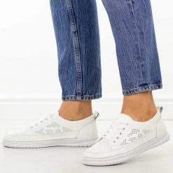 Białe skórzane półbuty damskie Cambell 13302. Białe półbuty wsuwane Cambell, na jesień, w ażurowe wzory, z jeansu, casualowe, bez obcasa, na płaskiej podeszwie. Za 219.00 zł.