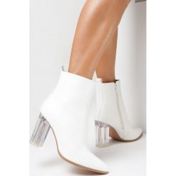 Białe Botki Nyala. Białe botki Born2be, bez wzorów, z materiału, eleganckie, ze szpiczastym noskiem, za kostkę, bez obcasa, na obcasie, bez zapięcia. W wyprzedaży za 159.99 zł.