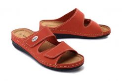 TAMARIS 27510-20 orange, klapki damskie. Brązowe klapki Tamaris, bez wzorów, bez obcasa, bez zapięcia. Za 199.90 zł.