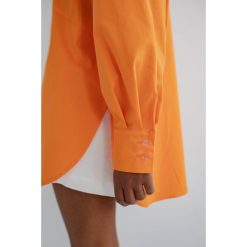 Koszula bawełniana typu oversize w kolorze EXOTIC ORANGE - BORGO. Pomarańczowe koszule Marsala, l, bez wzorów, z bawełny, klasyczne, bez kołnierzyka, bez ramiączek. W wyprzedaży za 109.95 zł.