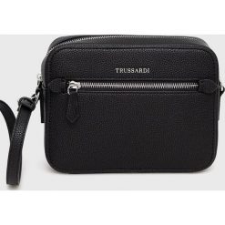 Trussardi torebka kolor czarny. Czarne listonoszki TRUSSARDI, bez wzorów, na ramię, bez dodatków. W wyprzedaży za 419.99 zł.