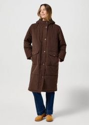 WRANGLER DAMSKA KURTKA OVERSIZED PUFFER MOLE 112358031 W41T017499. Brązowe kurtki Wrangler, na zimę, l, bez wzorów, z jeansu, eleganckie, bez kaptura. W wyprzedaży za 219.99 zł.