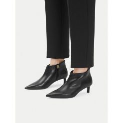 Botki GINO ROSSI. Czarne botki Gino Rossi, bez wzorów, bez obcasa, na szpilce, bez zapięcia. Za 429.99 zł.
