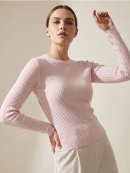 Klasyczny prążkowany sweter - różowy. Czerwone swetry Sinsay, l, bez wzorów, prążkowane, klasyczne, bez ramiączek. Za 29.99 zł.