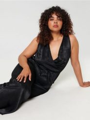 Kombinezon z paskiem - czarny. Czarne kombinezony Sinsay, l, bez wzorów, bez kołnierzyka, bez ramiączek. Za 89.99 zł.