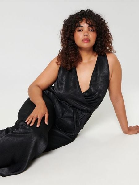 Kombinezon z paskiem - czarny. Czarne kombinezony Sinsay, l, bez wzorów, bez kołnierzyka, bez ramiączek. Za 89.99 zł.