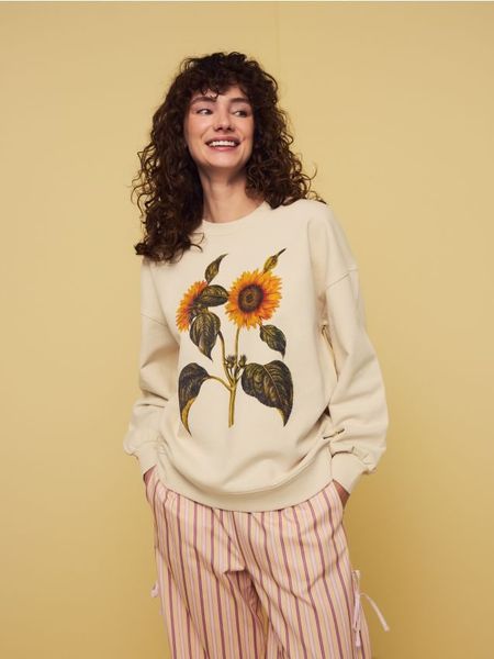 Bawełniana bluza z nadrukiem - złamana biel. Bluzy Reserved, l, bez wzorów, z bawełny, bez ramiączek, bez kaptura. W wyprzedaży za 99.99 zł.