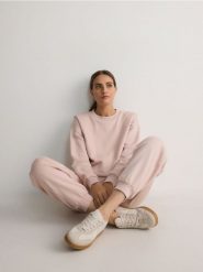 Bluza regular z bawełną - pastelowy róż. Czerwone bluzy Reserved, l, bez wzorów, z bawełny, bez ramiączek, bez kaptura. W wyprzedaży za 59.99 zł.