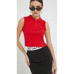 Tommy Jeans top bawełniany DW0DW12532.PPYY kolor czerwony z kołnierzykiem. Czerwone topy Tommy Jeans, l, z aplikacjami, z bawełny, bez kołnierzyka, bez ramiączek. W wyprzedaży za 114.99 zł.