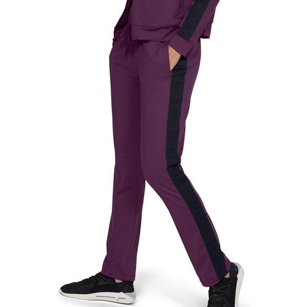 Spodnie treningowe damskie Under Armour Mujer sportowe fioletowe. Fioletowe spodnie dresowe Under Armour, bez wzorów, z elastanu. Za 260.70 zł.