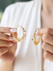 Pierres delicates Kolczyki-kreole w kolorze jasnoróżowym z perłami i cyrkoniami rozmiar: onesize. Czerwone kolczyki Pierres delicates, z cyrkonią, z mosiądzu. Za 86.99 zł.