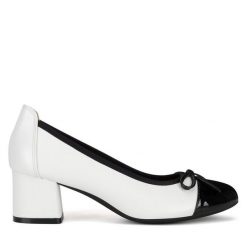 Czółenka Lasocki. Białe czółenka Lasocki, bez wzorów, bez obcasa, bez zapięcia. Za 219.99 zł.