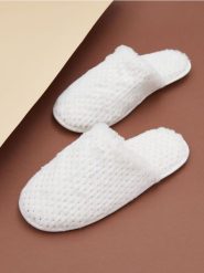Kapcie - kremowy. Białe kapcie Sinsay, bez wzorów. Za 25.99 zł.