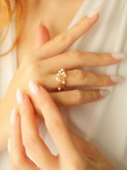 Pierres delicates Pozłacany pierścionek z perłami rozmiar: onesize. Białe pierścionki Pierres delicates, z perłą, pozłacane. Za 30.99 zł.