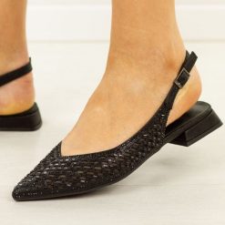 Czarne przewiewne baleriny damskie D&A 0105. Czarne baleriny DiA, w ażurowe wzory, z jeansu, eleganckie, bez obcasa, na obcasie, bez zapięcia. Za 259.00 zł.