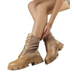 Brązowe traperki Kori. Brązowe botki bez wzorów, prążkowane, eleganckie, za kostkę, bez obcasa, bez zapięcia. Za 95.05 zł.