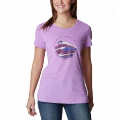 Koszulka Damska Columbia Daisy Days SS Graphic T-Shirt. Fioletowe t-shirty Columbia, s, bez wzorów, sportowe, bez kołnierzyka, bez ramiączek. Za 125.99 zł.