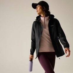 Kurtka trekkingowa damska Pack It Jacket III kieszonkowa przeciwdeszczowa. Czarne kurtki przeciwdeszczowe Regatta, l, bez wzorów, z materiału, z kapturem, rowerowe. Za 119.99 zł.