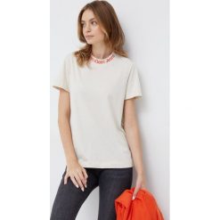Calvin Klein Jeans t-shirt bawełniany kolor beżowy. Brązowe t-shirty Calvin Klein Jeans, l, bez wzorów, z bawełny, bez kołnierzyka, bez ramiączek. W wyprzedaży za 179.99 zł.