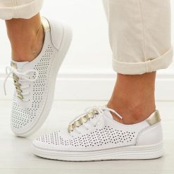 Białe skórzane ażurowe półbuty damskie S.Barski 5992. Białe półbuty wsuwane S.BARSKI, na lato, w ażurowe wzory, z jeansu, biznesowe, z okrągłym noskiem, bez obcasa. W wyprzedaży za 251.10 zł.