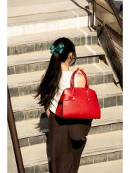 Victor & Hugo Paris Skórzana torebka "Luzd" w kolorze czerwonym - 31 x 24 x 16 cm rozmiar: onesize. Czerwone torebki klasyczne Victor & Hugo Paris, bez wzorów, z materiału, przez ramię, bez dodatków. Za 387.24 zł.