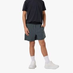 Szorty Treningowe Junior Swedemount Core Shorts. Czarne szorty sportowe SWEDEMOUNT, bez wzorów, z materiału, do biegania. Za 79.99 zł.