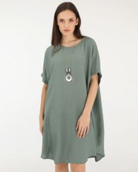 Luźna sukienka z naszyjnikiem. Zielone sukienki Unisono, l, bez wzorów, z tkaniny, bez kołnierzyka, bez ramiączek, mini. Za 149.00 zł.
