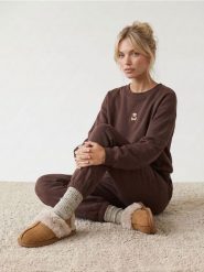 Klapki mule z imitacji zamszu i futerkiem - żółty. Żółte klapki Sinsay, bez wzorów, bez obcasa, bez zapięcia. Za 39.99 zł.