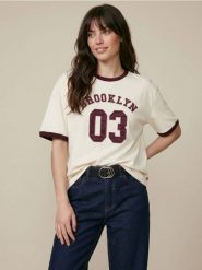 Bawełniana koszulka z haftowanym napisem Brooklyn - kremowy. Białe t-shirty sportowe Sinsay, l, bez wzorów, z bawełny, bez ramiączek. Za 29.99 zł.