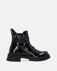 LAKIEROWANE BOTKI DAMSKIE 863170303 BLACK. Czarne botki Venezia, bez wzorów, z lakierowanej skóry, bez obcasa, bez zapięcia. Za 349.00 zł.