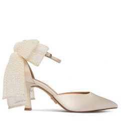 Szpilki Steve Madden. Białe szpilki Steve Madden, bez wzorów, bez obcasa, na szpilce, bez zapięcia. Za 729.99 zł.