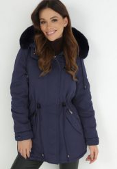 Granatowa Kurtka Parka z Kapturem z Futerkiem Ouida. Niebieskie kurtki Born2be, na jesień, l, bez wzorów, z materiału, z kapturem. W wyprzedaży za 223.99 zł.