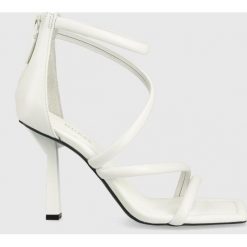 Guess sandały skórzane Leance kolor biały. Białe sandały Guess, z aplikacjami, z gumy, bez obcasa, na obcasie, bez zapięcia. W wyprzedaży za 589.99 zł.